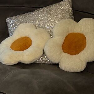 Flower pillows : Yellow and White